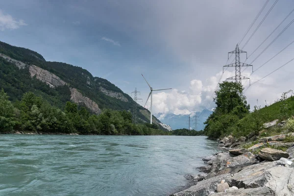 Větrná Turbína Elektrického Vedení Břehu Řeky Horském Údolí — Stock fotografie