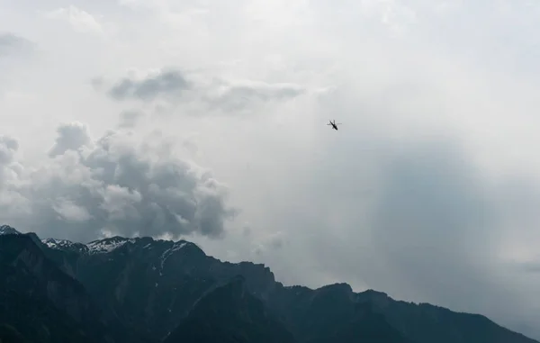 Helicóptero Resgate Voando Sobre Montanhas Céu Sinistro Escuro Tempestuoso — Fotografia de Stock