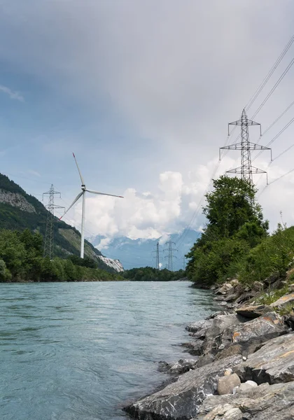 Turbina Eólica Linhas Energia Nas Margens Rio Vale Montanha — Fotografia de Stock