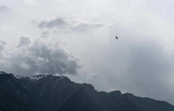 Helicóptero Resgate Voando Sobre Montanhas Céu Sinistro Escuro Tempestuoso — Fotografia de Stock