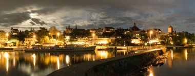 liman ve İskele ve ön planda tekne ile Murten İsviçre gece manzarası