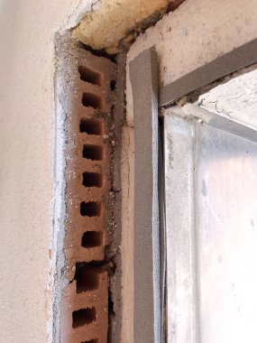 Eski bir ev ve pencere yerine yenileme çalışmaları