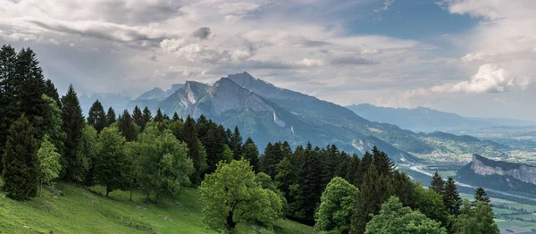 スイスのアルプスの素晴らしい景色と豪華な山の風景 — ストック写真