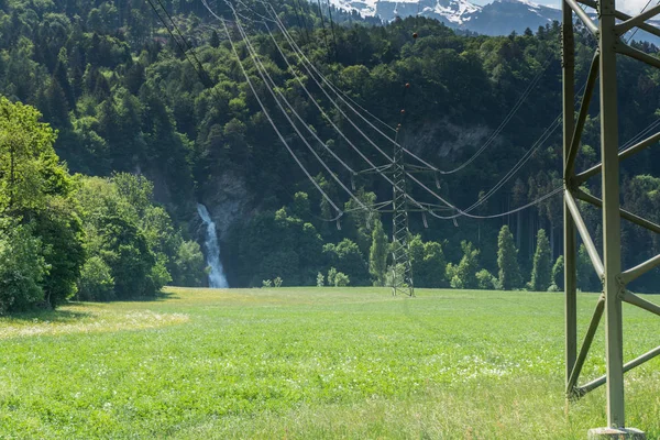 Elektromos Vezetékek Villamos Kábelek Vezetnek Hegy Oldalán Egy Vízesés Szimbolizáló — Stock Fotó