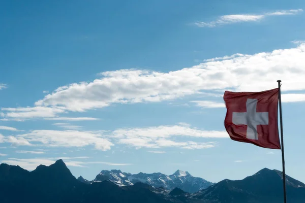Szwajcarska Flaga Wiejący Wiatr Gorgoues Góry Krajobraz Niebieski Niebo — Zdjęcie stockowe