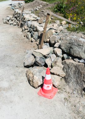 geleneksel taş duvar şantiye ile İsviçre Alpleri'nde ahşap çerçeve