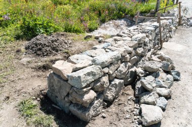 geleneksel taş duvar şantiye ile İsviçre Alpleri'nde ahşap çerçeve