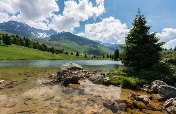 Idylliska Sjön Bergslandskap Schweiziska Alperna — Stockfoto