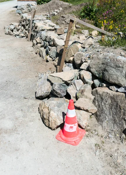 geleneksel taş duvar şantiye ile İsviçre Alpleri'nde ahşap çerçeve