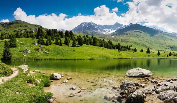 Idylliska Sjön Bergslandskap Schweiziska Alperna — Stockfoto