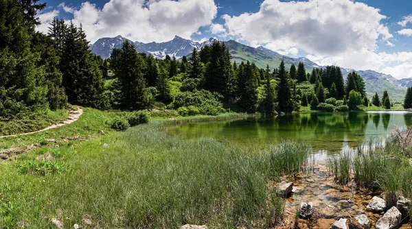 Idylliska Sjön Bergslandskap Schweiziska Alperna — Stockfoto