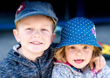 Genç kız kardeşi kardeşi hugs