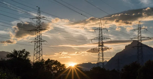 Naplemente Egy Hegyi Táj Elektromos Vezetékek Tartóoszlopok Előtérben — Stock Fotó