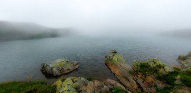 pastoral dağ gölü sis ile kaldırma