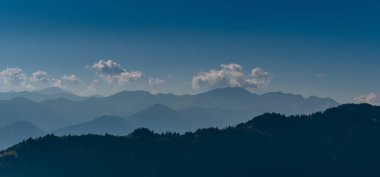 mavi dumanlı dağ sırtlar İsviçre Alpleri'nde tepeler