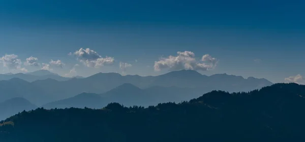 Sanfte Hügel Mit Blauen Verschwommenen Bergrücken Den Schweizer Alpen — Stockfoto