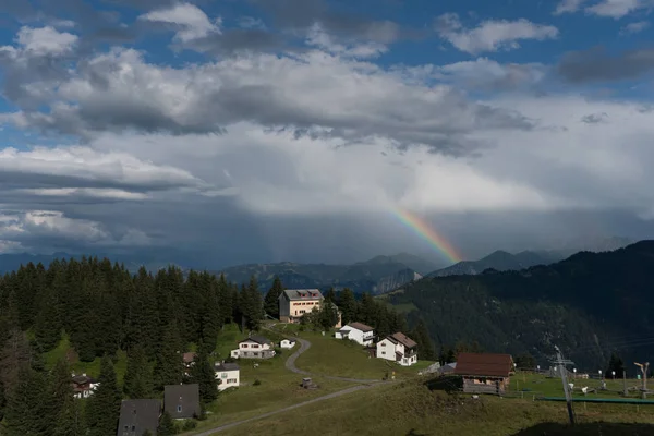 Minúsculo Pueblo Alpino Telesilla Los Alpes Suizos Con Una Gran —  Fotos de Stock