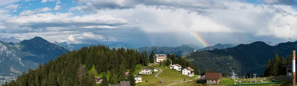 Minúsculo Pueblo Alpino Telesilla Los Alpes Suizos Con Una Gran — Foto de Stock