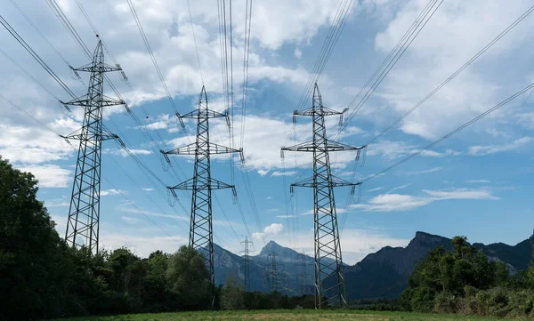 Líneas Eléctricas Pilones Silueta Contra Cielo Azul Con Nubes Blancas — Foto de Stock