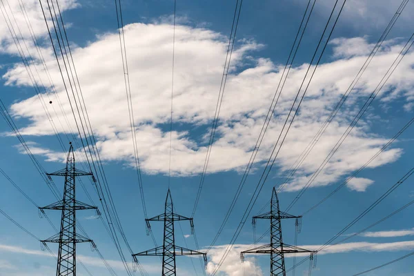Líneas Eléctricas Pilones Silueta Contra Cielo Azul Con Nubes Blancas — Foto de Stock