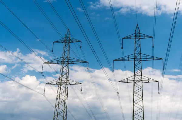 Líneas Eléctricas Pilones Silueta Contra Cielo Azul Con Nubes Blancas — Foto de Stock