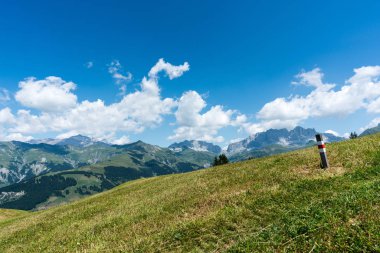hiking trail ve iz işaretleyicisinde ön ve büyük bir görünümü ile pastoral dağ manzarası