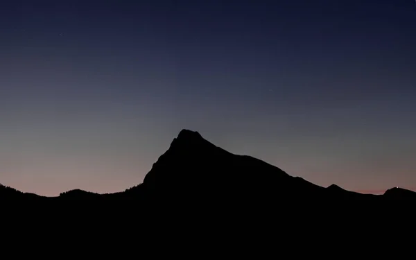 Silhueta Paisagem Montanha Sob Céu Tarde Noite Após Pôr Sol — Fotografia de Stock