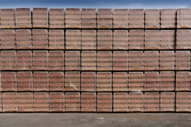 kırmızı tuğla yığınlarının ve satırları birbirinin bina