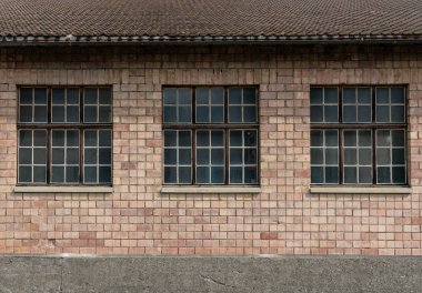 büyük pencereler ile bina kırmızı tuğla Sanayi