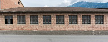 büyük pencereler ile bina kırmızı tuğla Sanayi