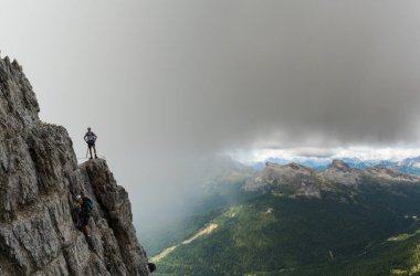 iki genç erkek dağcılar Doğum Via çok maruz Ferrata İtalyanca Dolomites Alta Badia içinde