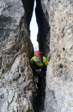 iki genç kadın dağına dağcılar dar bir yarıktan Dolomites Alta Badia, Kuzey Italya'nin bir dik tırmanış bin