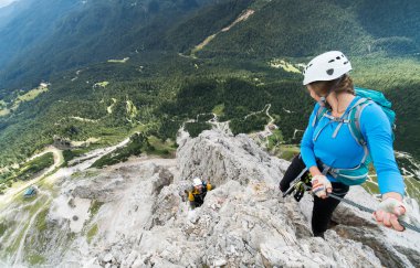 iki genç çekici dağcılar Doğum Via çok maruz Ferrata İtalyanca Dolomites Alta Badia içinde