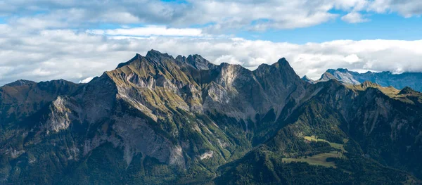 Krajobraz Górski Alpach Szwajcarskich Nad Maienfeld Wielu Szczytów Lasy Doliny — Zdjęcie stockowe