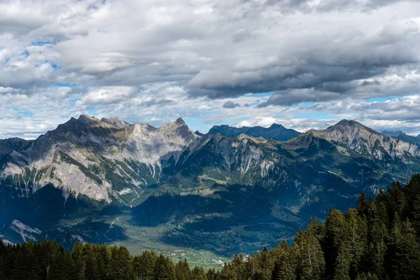 多くの山と森と初秋の下谷マイエン フェルト上スイスのアルプスの山の風景 — ストック写真