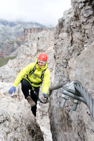 Close Ferrata Cable Clamp Selective Focus Female Mountain Climber Background — Stock Photo, Image
