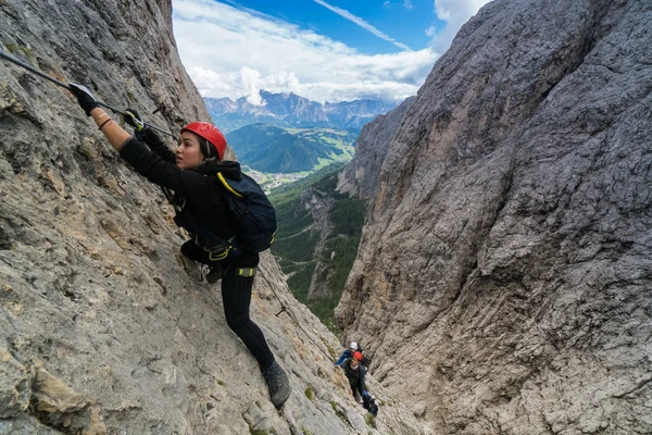 Tres Montañistas Una Difícil Ferrata Los Dolomitas Alta Badia Tirol — Foto de Stock