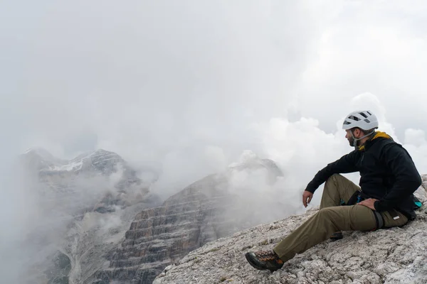 Joven Alpinista Masculino Pico Montaña Dolomita Disfrutando Vista Del Paisaje — Foto de Stock