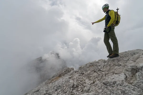 Joven Guía Montaña Masculino Pico Montaña Dolomita Señalando Paisaje Explicando — Foto de Stock