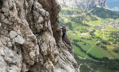 Genç güzel kadın dağcı Doğum Via Ferrata Alta Badia içinde Dolomites içinde
