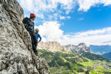 iki dağcılar Dolomites mükemmel manzaralı bir dik tırmanış üzerine