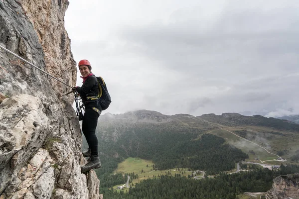 Young Attractive Female Mountain Climber Steep Exposed Ferrata Alta Badia — Stock Photo, Image