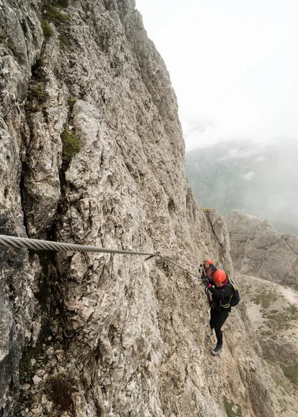 Zwei Junge Attraktive Bergsteigerinnen Den Dolomiten Italiens — Stockfoto