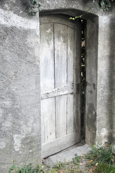 Vecchia Porta Grigia Legno Muro Pietra Tradizionale Incrinato Leggermente Aperto — Foto Stock