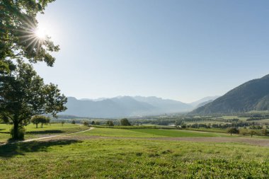 Panorama kırsal görünümü güzel bir gün ve alanları ve orman ve dağ erken güz