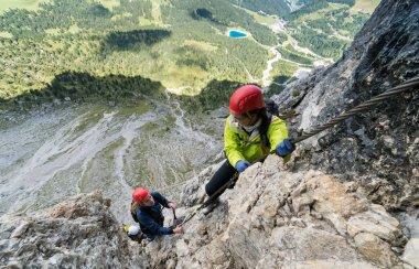 iki genç çekici kadın dağcı İtalya Dolomites Langkofel ve Passo Sella büyük panorama görünümünü ile içinde