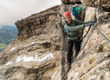 dağcılar üzerinde dik Via Ferrata İtalyanca Dolomites manzaralı