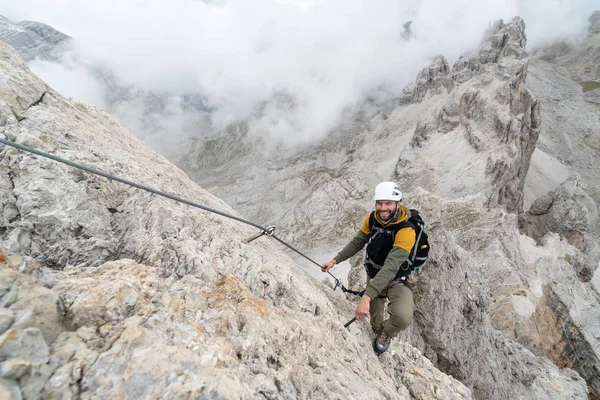 Junge Männliche Kletterer Einer Steilen Und Exponierten Felswand Beim Klettern — Stockfoto