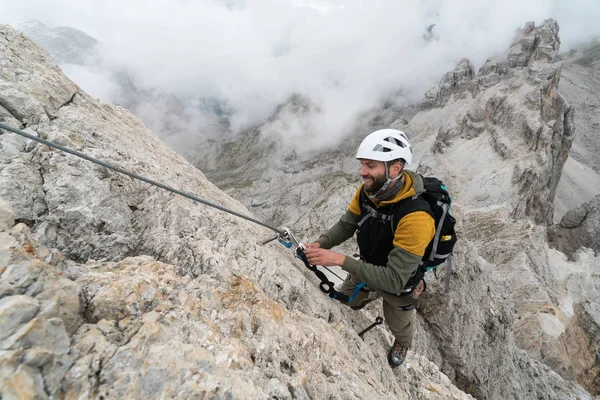 Junge Männliche Kletterer Einer Steilen Und Exponierten Felswand Beim Klettern — Stockfoto