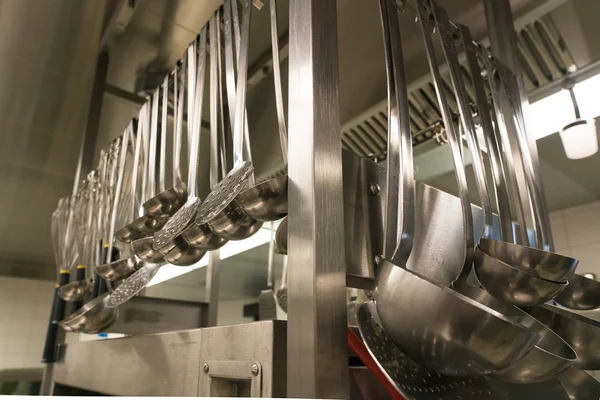 Viele Küchenutensilien Und Schöpfkellen Hängen Einem Gestell Einer Restaurantküche — Stockfoto